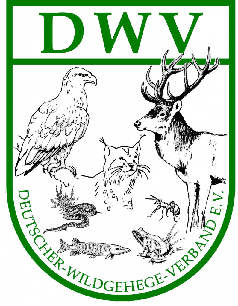 Das Logo des Deutschen Wildgehege Verbandes zeigt einen Hirsch, einen Adler, einen Luchs, eine Schlange, einen Fisch, eine Ameise und einen Frosch, die in einem grün umrandeten wappenförmigen Schild zu sehen sind.
