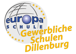 Das Logo der Gewerblichen Schulen Dillenburg zeigt links oben eine stilisierte Weltkugel auf der Längen- und Breitengrade zu erkennen sind. In blau steht in der Kugel "europa SCHULE". Am linken unteren und rechten oberen Rand der Kugel sind jeweils sechs gelbe Sterne zu sehen. In gelb steht im Vordergrund und in die Kugel hineinragend "Gewerbliche Schulen Dillenburg" Dies ist in gelb geschrieben.