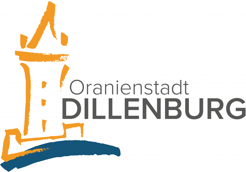 Logo der Oranienstadt Dillenburg. Ein stilisierter orangefarbener Turm, zu dessen Fuß ein blauer Bogen verläuft, der die Dill darstellen soll. Rechts daneben stehen die Worte "Oranienstadt Dillenburg", wobei das Wort Dillenburg fett geschrieben ist.