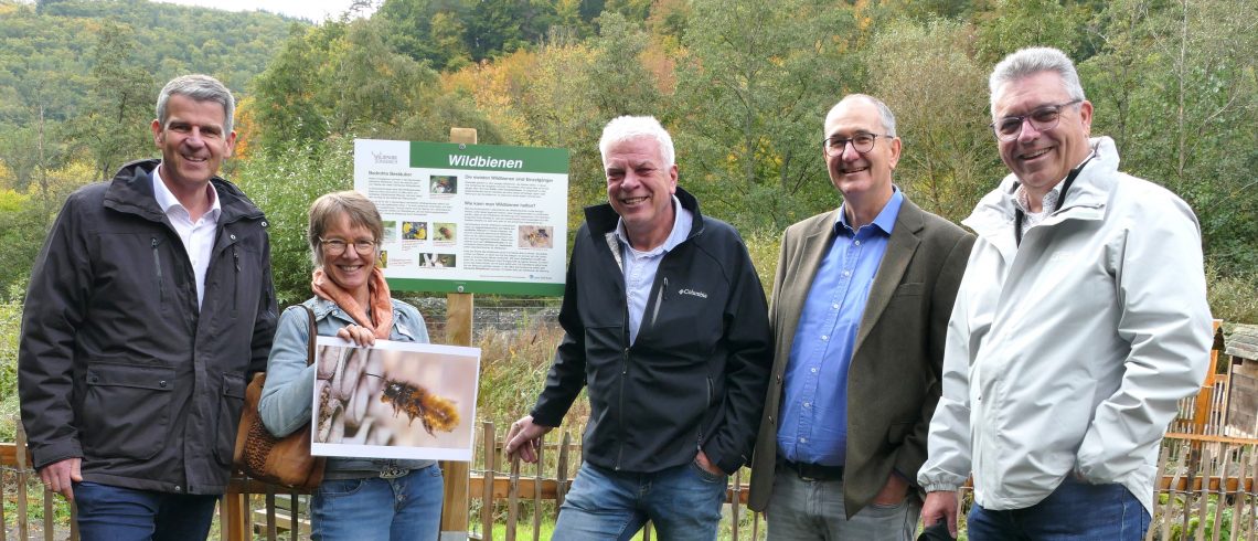 Frank Inderthal (Erster Kreisbeigeordneter), Dr. Dorothea Gillert-Marien (Untere Naturschutzbehörde des Lahn-Dill-Kreises), Horst Beckmann (1. Vorsitzender Förderverein Wildpark Donsbach), Dr. Christian Ortmann (Abteilungsleitung Umwelt, Natur und Wasser im Lahn-Dill-Kreis) und Bürgermeister Michael Lotz bei der Vorstellung des Projekts Bienenoase im Wildpark Donsbach