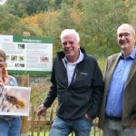 Frank Inderthal (Erster Kreisbeigeordneter), Dr. Dorothea Gillert-Marien (Untere Naturschutzbehörde des Lahn-Dill-Kreises), Horst Beckmann (1. Vorsitzender Förderverein Wildpark Donsbach), Dr. Christian Ortmann (Abteilungsleitung Umwelt, Natur und Wasser im Lahn-Dill-Kreis) und Bürgermeister Michael Lotz bei der Vorstellung des Projekts Bienenoase im Wildpark Donsbach