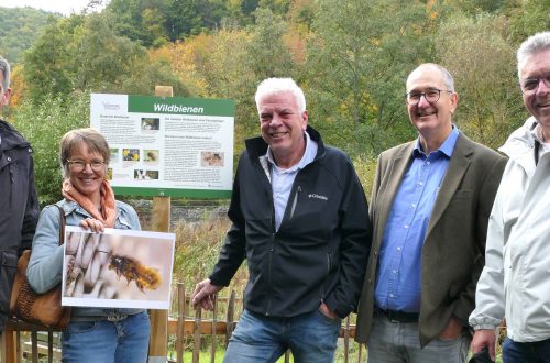 Frank Inderthal (Erster Kreisbeigeordneter), Dr. Dorothea Gillert-Marien (Untere Naturschutzbehörde des Lahn-Dill-Kreises), Horst Beckmann (1. Vorsitzender Förderverein Wildpark Donsbach), Dr. Christian Ortmann (Abteilungsleitung Umwelt, Natur und Wasser im Lahn-Dill-Kreis) und Bürgermeister Michael Lotz bei der Vorstellung des Projekts Bienenoase im Wildpark Donsbach