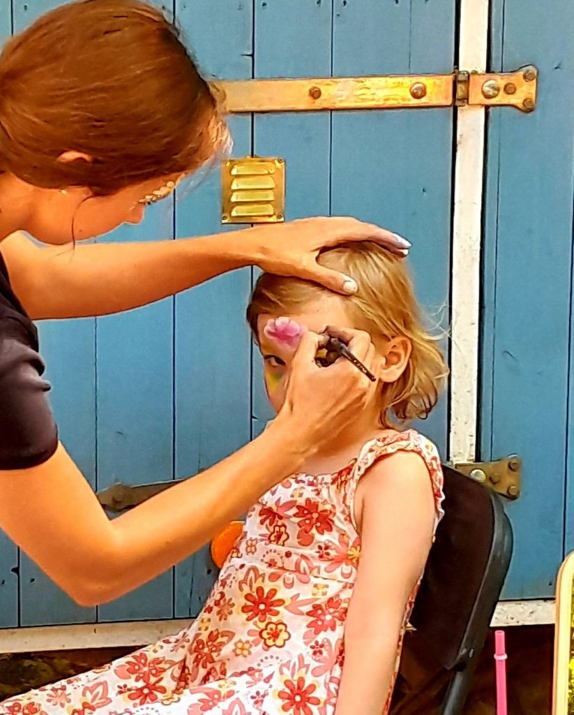 Eine Frau schminkt ein Kind